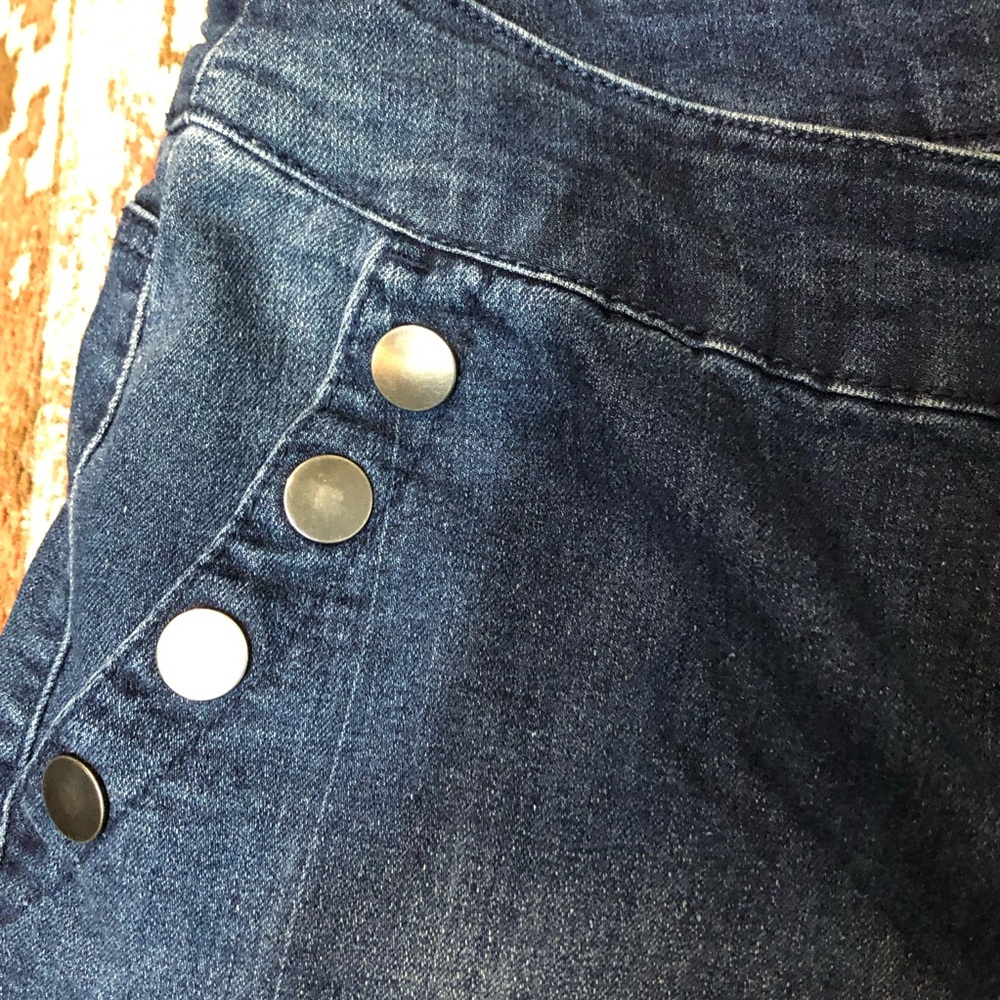 D. Jeans Cropped Ankle Blue Denim Jeans, with Button Accents - Picture 3 of 7